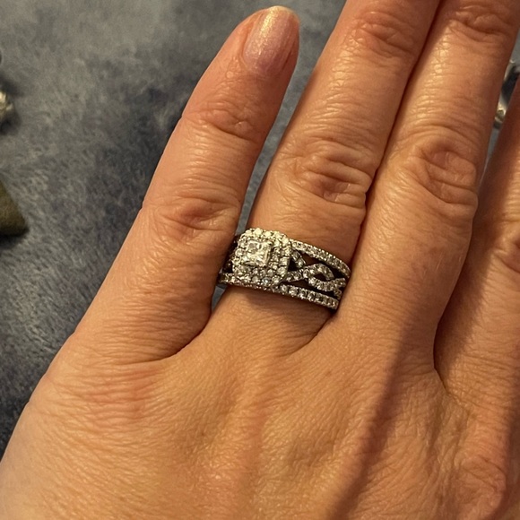 Vera Wang Love Engagement Ring and Bands - Picture 3 of 17